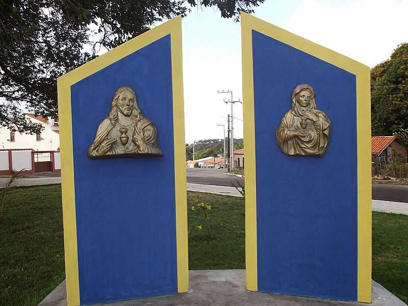 GUIMARES-MAMONUMENTO NA PRAA DOS SAGRADOS CORAES-FOTO:MARINELTON CRUZ  - GUIMARES - MA