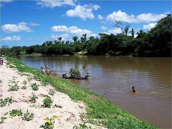 ITAPECURU MIRIM-MA-CANOEIROS S MARGENS DO RIO ITAPECURU-FOTO:HUGOLEO - ITAPECURU MIRIM - MA