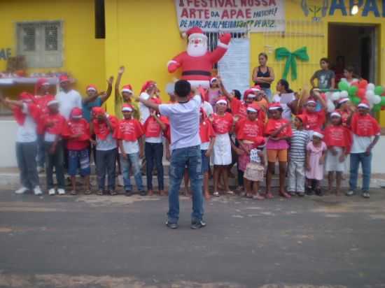 ALUNOS ESPECIAIS DA ESCOLA DE EDUCAO SANTA TEREZINHA EM APRESENTAO DO CORAL ESPECIAL DA APAE DE MAGALHES DE ALMEIDA-MA., DIA 17/12/2010. , POR MARIA DAS GRAAS CARVALHO SILVA ARAUJO-PRESIDENTE - MAGALHES DE ALMEIDA - MA