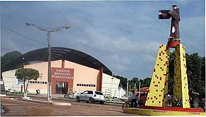 GINASIO, POR EDUARDO GARCES - MAGALHES DE ALMEIDA - MA