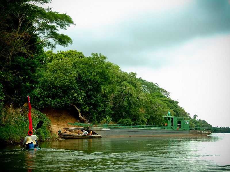 RIBEIRO AZUL-MA-RIBEIRINHOS E A BALSA DA CAPITANIA DOS PORTOS-FOTO:ALEXANDER GALVO - RIBEIRO AZUL - MA