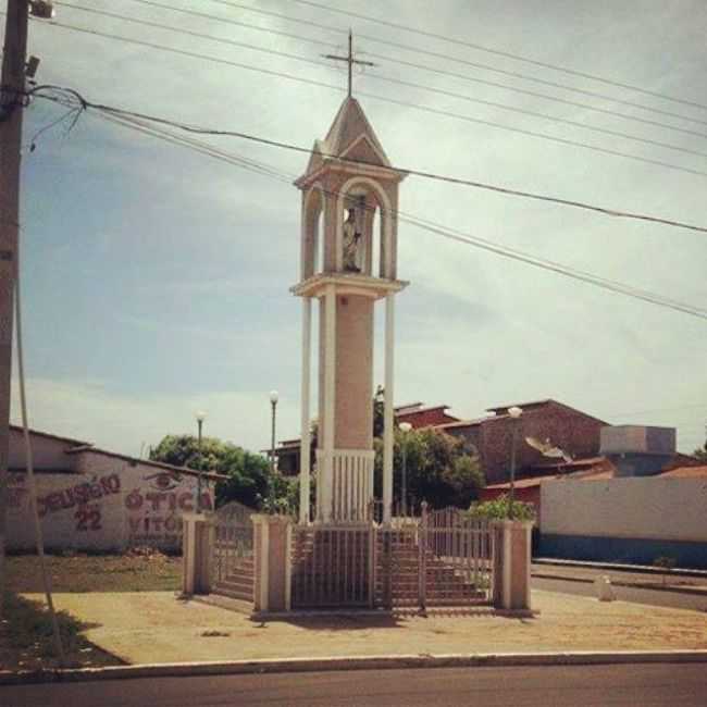 MONUMENTO QUE ABRIGA A SANTA QUITRIA, POR ADELINA JESUS - SANTA QUITRIA DO MARANHO - MA