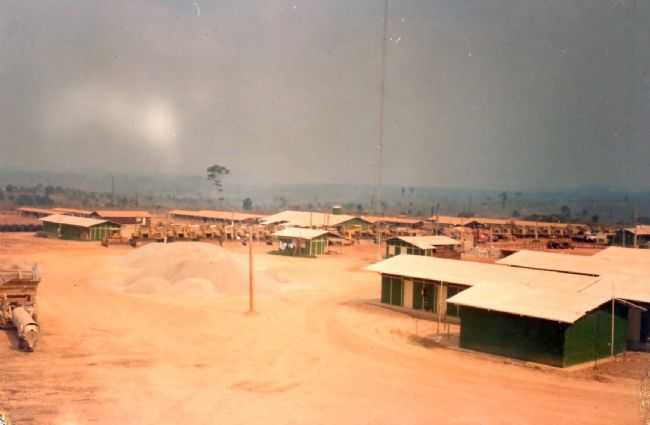 ACAMPAMENTO DA FIRMA PARANAPANEMA, BREJO, EM 1988, CONSTRUO DA FERROVIA NORTE SUL, POR JOO RODRIGUES SOUSA FILHO - SO FRANCISCO DO BREJO - MA