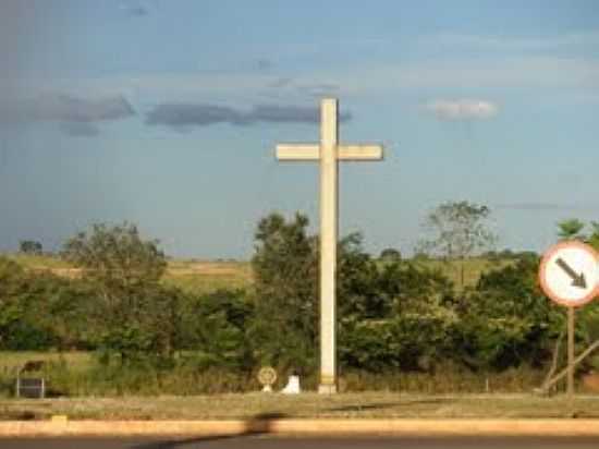 CRUZEIRO NO TREVO DE ACESSO-FOTO:MONTANHA - ABAET - MG