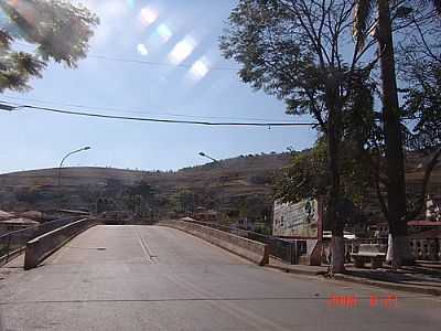 PONTE SOBRE O RIO GUALAXO, POR GERALDO A. S. - ACAIACA - MG