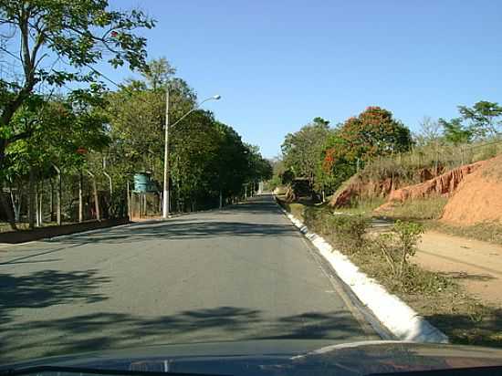 ESTRADA EM GUA BOA-FOTO:GILDAZIO FERNANDES [PANORAMIO] - GUA BOA - MG