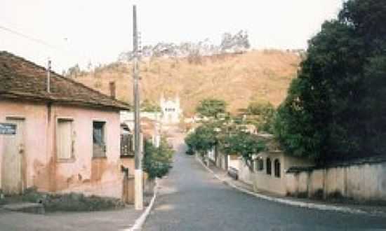 RUA EM SO PEDRO DOS FERROS-FOTO:MONTANHA - GUAS FRREAS - MG