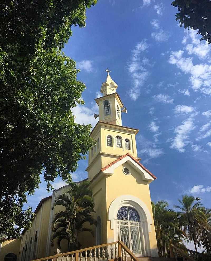 GUAS VERMELHAS-MG 
 ALTO RIO PARDO (NORTE DE MINAS )
IGREJA MATRIZ SO SEBASTIO
FOTOGRAFIA DE GEORGE SOBRINHO - GUAS VERMELHAS - MG