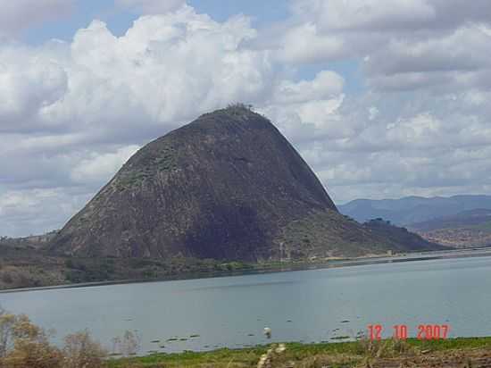 PEDRA LORENA EM AIMORS-FOTO:ELPDIO JUSTINO DE A - AIMORS - MG