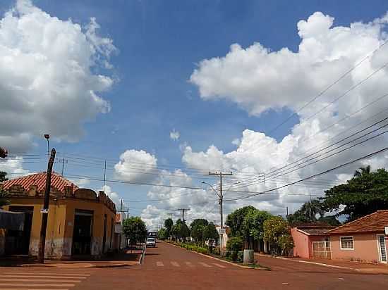 AVENIDA NA VILA DE ALEXANDRITA-FOTO:ARASILVAEDER - ALEXANDRITA - MG