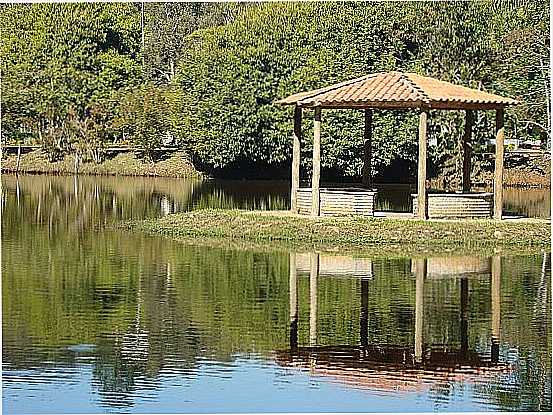 QUIOSQUE NO LAGO DO JARDIM ZOOLGICO EM ALFENAS-FOTO:LUCIANO DUARTE E ELA - ALFENAS - MG