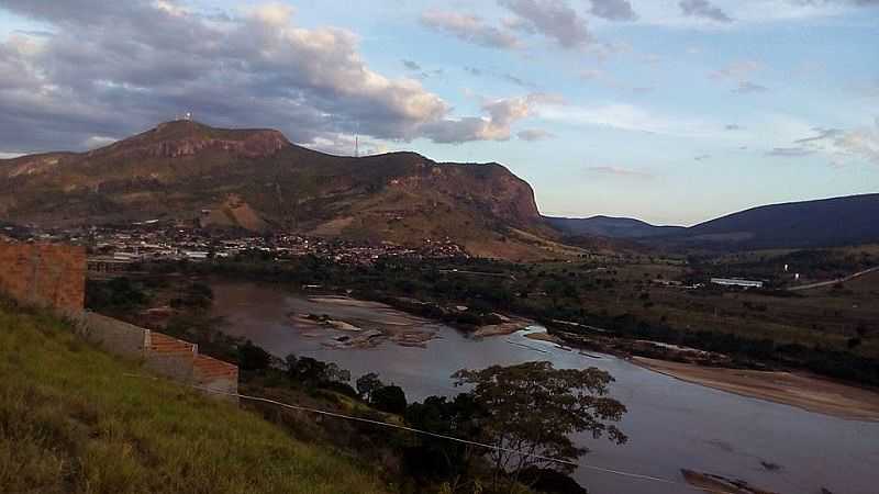 VISTA DO MORRO DO CRUZEIRO. NESSA TOMADA TEMOS O RIO JEQUITINHONHA - ALMENARA - MG