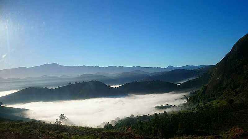 AMANHECER VISTO DO CRREGO DA VARGEM GRANDE.
FOTO DE MARINHO COSENDEY DE FREITAS. - ALTO JEQUITIB - MG