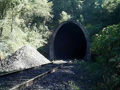 TUNEL DO ESPRAIADO-FOTO:EMERSON JEAN SILVA - ARANTINA - MG