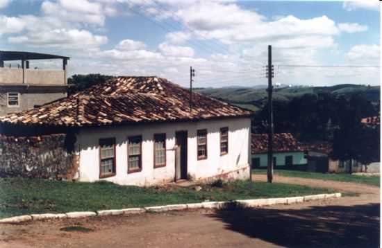 ANTIGA CASA -  POR JOS ANTNIO DE VILA SACRAMENTO - SO MIGUEL DO CAJURU - MG