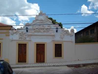 ATUAL SEDE DO INSTITUTO HISTRICO , FRONTISPCIO RESTAURADO PELA ARTSTA IARA NICOLA, POR IARA NICOLA - ARCEBURGO - MG