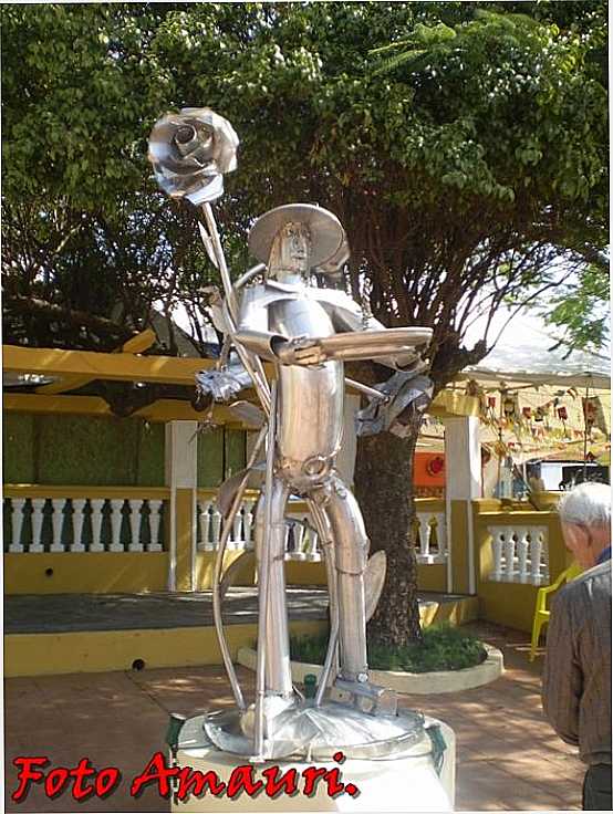 ESCULTURA NA PRAA DA MATRIZ, POR AMAURI HENRIQUE DE LIMA - ARCEBURGO - MG