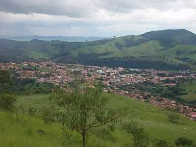 CIDADE DE AREADO AO FUNDO, POR LEANDRO BORGES - AREADO - MG