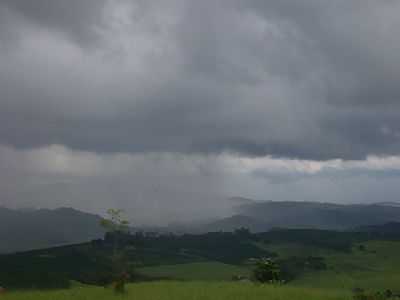 CHUVA ENTRE AS MONTANHAS, POR LEANDRO BORGES - AREADO - MG