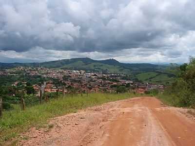 DESCENDO A SERRA DA TORRE, POR LEANDRO BORGES - AREADO - MG
