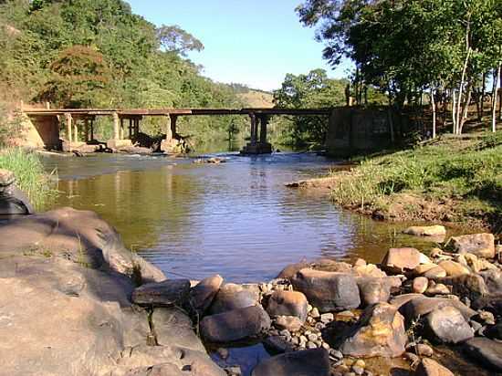 PONTE SOBRE O RIO ITAMARAMDIBA-FOTO:GILDAZIO FERNANDES [PANORAMIO] - ARICANDUVA - MG