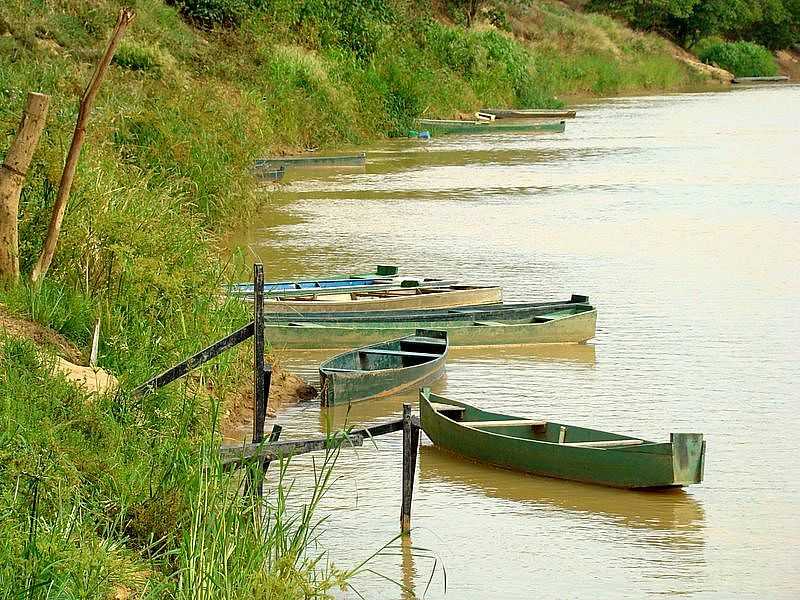 RIO URUCUIA - FOTO LEONEVALADARES  - ARINOS - MG