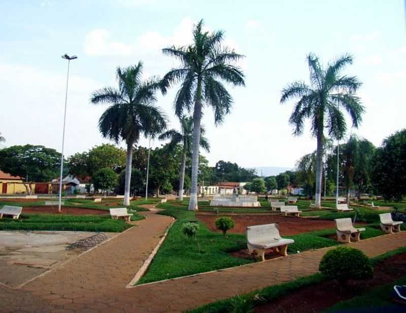 PRAA DA PREFEITURA DE ARINOS - MG FOTO LEONEVALADARES  - ARINOS - MG