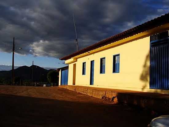 CASA AMARELA NO ALTO DO CALIB-FOTO:FABIANOPAIS  - ASTOLFO DUTRA - MG