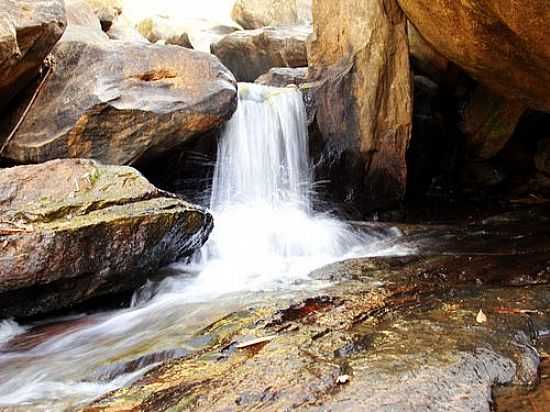 QUEDA DGUA NO PARQUE DOS MONJOLOS-FOTO:FABIANOPAIS  - ASTOLFO DUTRA - MG