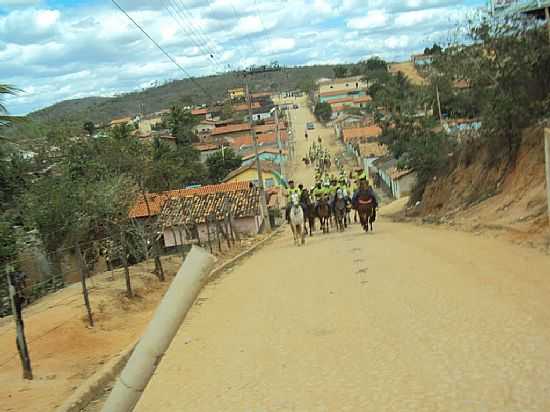 AVA DO JACINTO-MG-CAVALGADA NA ENTRADA DA CIDADE-FOTO:NELIO NERES - AVA DO JACINTO - MG