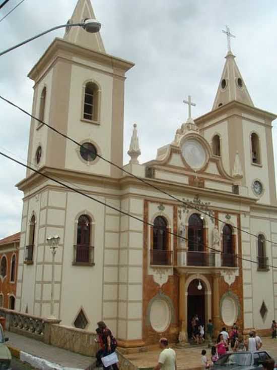 IGREJA MATRIZ DE N.SRA.DO MONT SERRAT EM BAEPENDI-FOTO:LUIS MACEDO - BAEPENDI - MG