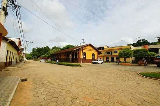 PRAA E ANTIGA ESTAO FERROVIRIA EM BARO DE MONTE ALTO-FOTO:SGTRANGEL - BARO DE MONTE ALTO - MG