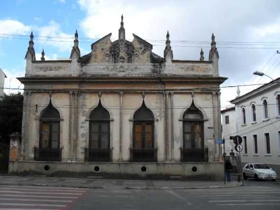 CASARO EM ESTILO MOURO, POR HEVERTON J.B. - BARBACENA - MG