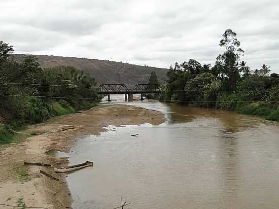 BARRA DO CUIET-MG-VISTA DA PONTE SOBRE O RIO CARATINGA NA FZ COM RIO DOCE-FOTO:GUSTAVO STURZENECKER - BARRA DO CUIET - MG