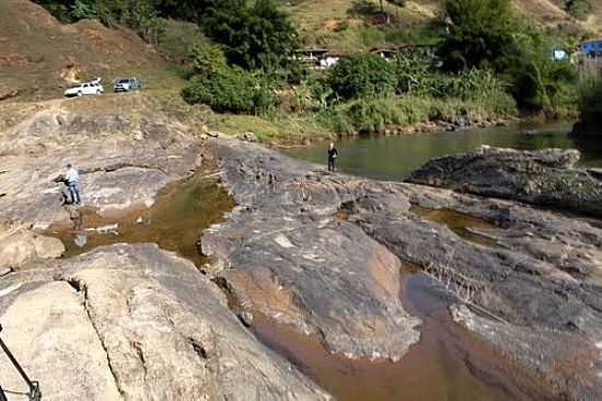 PEDRA DO CABOCLO DGUA  TOMAR SOL EM BARRA LONGA-MG-FOTO:MILTON BRIGOLINI NEM - BARRA LONGA - MG