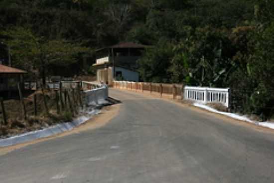 PONTE SOBRE O RIO GUALAXO-FOTO:GERALDO SALOMO - BARRA LONGA - MG