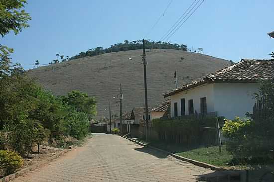 RUA DA COMUNIDADE DE BARRO BRANCO EM BARRA LONGA-MG-FOTO:GERALDO SALOMO - BARRA LONGA - MG