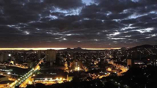 BELO HORIZONTE-MG-AMANHECER E AO FUNDO A SERRA DO CURRAL-FOTO:PAULO YUJI TAKARADA - BELO HORIZONTE - MG