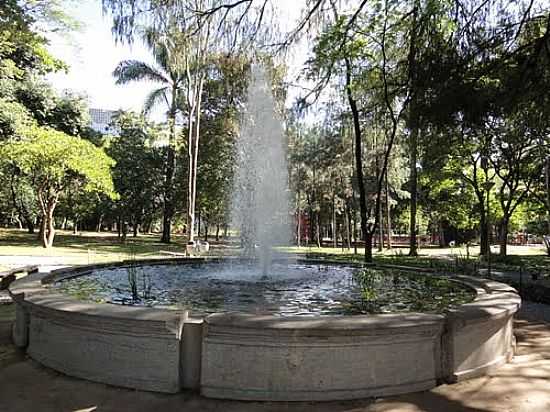 BELO HORIZONTE-MG-FONTE NO PARQUE MUNICIPAL AMRICO RENN GIANNE-FOTO:PAULO YUJI TAKARADA - BELO HORIZONTE - MG