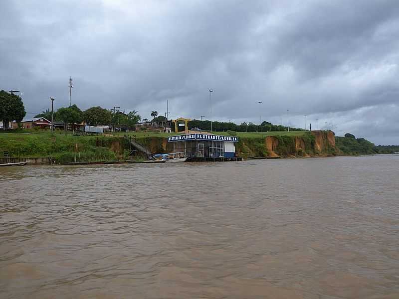 URUCURITUBA-AM-FLUTUANTE NO RIO AMAZONAS-FOTO:RENATO LINS - URUCURITUBA - AM