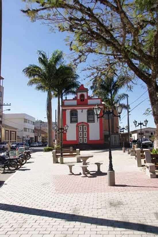 PRAA E IGREJA EM BICAS-FOTO:ELPDIO JUSTINO DE A - BICAS - MG