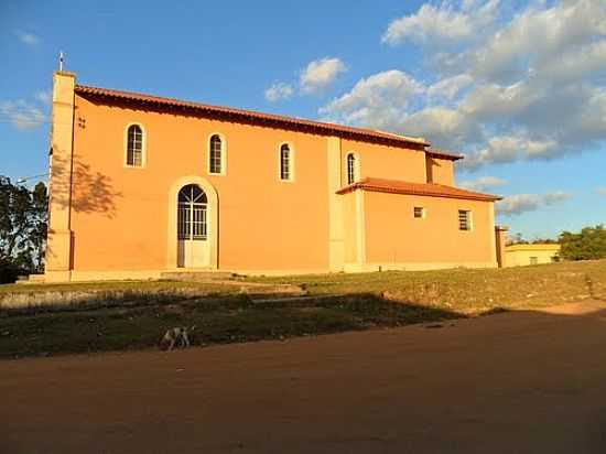 VISTA LATERAL DA IGREJA DE N.SRA.DAS DORES-FOTO:EDSON DA ROCHA (EDIN - BITURI - MG