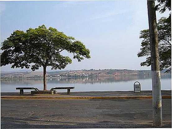 ORLA DA REPRESA E A CIDADE AO FUNDO-FOTO:IRONI - BOA ESPERANA - MG