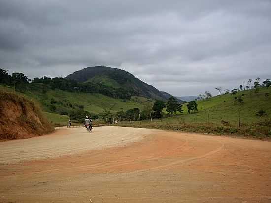 BOA UNIO DE ITABIRINHA-MG-ESTRADA DE TERRA E MONTANHAS DA REGIO-FOTO:RUBINHO BARROSO - BOA UNIO DE ITABIRINHA - MG