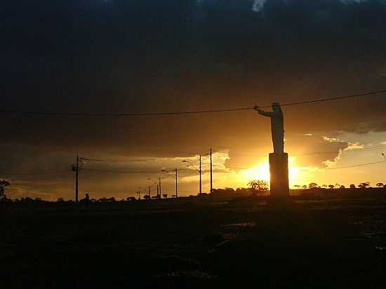 PR DO SOL NO CRISTO DA BABILNIA EM BOM DESPACHO-FOTO:WILSON FORTUNATO - BOM DESPACHO - MG