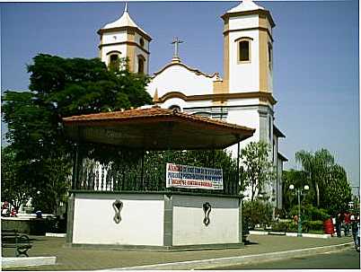 IGREJA E CORETO, POR EDDIE - BOM SUCESSO - MG