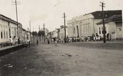 GRUPO PROTSIO GUIMARES COM IGREJA DO ROSARIO AO FUNDO, POR ROSAURA MARIA MARTINS METZKER MENDES - BOM SUCESSO - MG