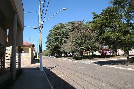 BORDA DA MATA-MG-CANTEIRO ARBORIZADO NA AVENIDA-FOTO:JORGE SIQUEIRA - BORDA DA MATA - MG