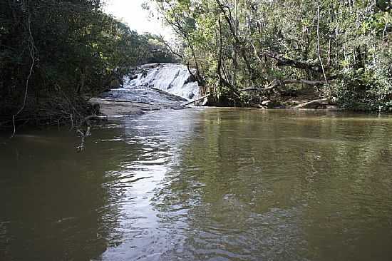 CACHOEIRA DO SOSSEGO EM BUENO BRANDO-MG-FOTO:ERNANDES C SANTOS - BUENO BRANDO - MG