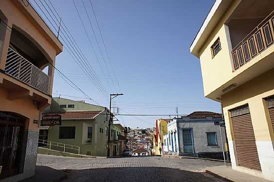 RUAS CENTRAIS DE BUENO BRANDO-MG-FOTO:ERNANDES C SANTOS - BUENO BRANDO - MG